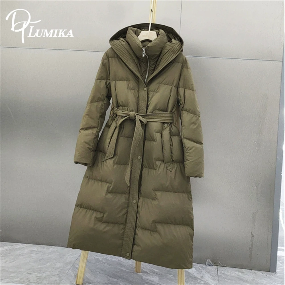 سترة طويلة DTLumika 2025 للنساء، سترة دافئة سميكة فوق الركبة، سترة بحزام تنحيف صلبة عصرية جديدة