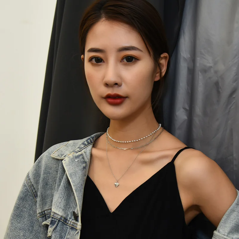 يتميز القلادة المصنوعة من الفولاذ المقاوم للصدأ على شكل فراشة من ثلاث طبقات بتصميم متخصص على أسلوب بارد وبسيط