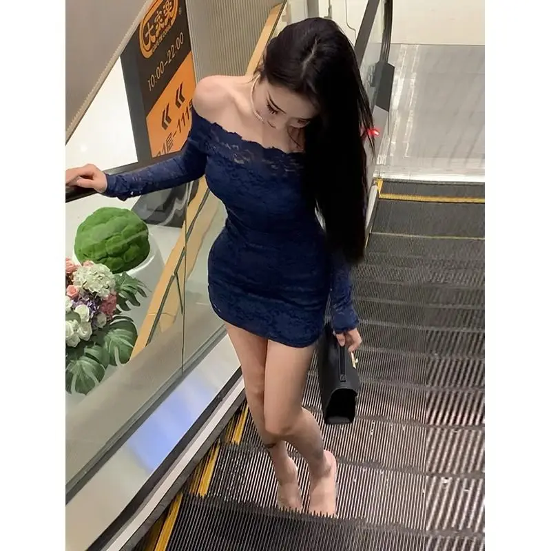 สังคมที่หรูหรา ชุดเดรสกระโปรงสั้นกระชับสัดส่วนลูกไม้ไหล่เดียวที่สวยงามและบริสุทธิ์