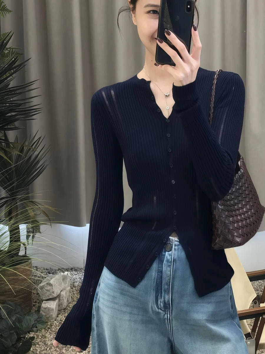 เสื้อถักทรงเข้ารูป แขนยาว คอวี สำหรับผู้หญิง ต้นฤดูใบไม้ร่วง 2025 รุ่นใหม่ เสื้อซับใน เสื้อชั้นใน สไตล์ฝรั่งเศส ผ้าโพลีเอสเตอร์...