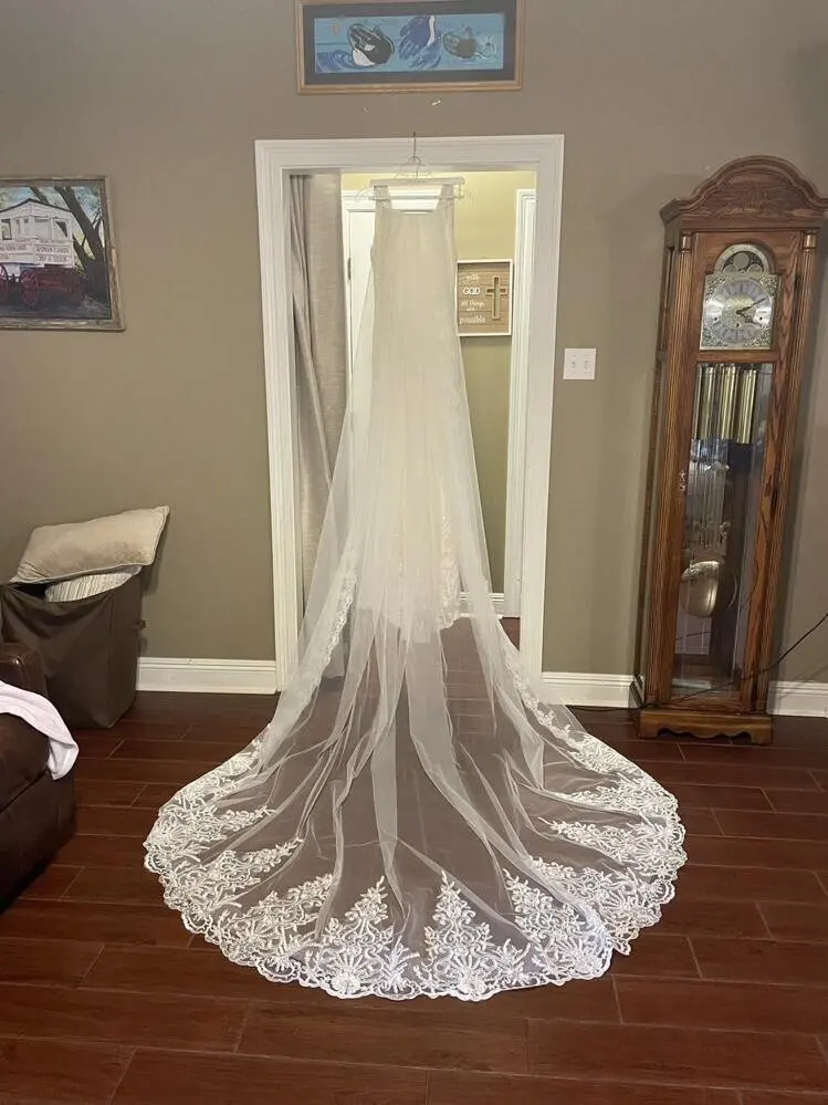 

One Layer Ivory Long Lace Bridal Veils with Metal Comb