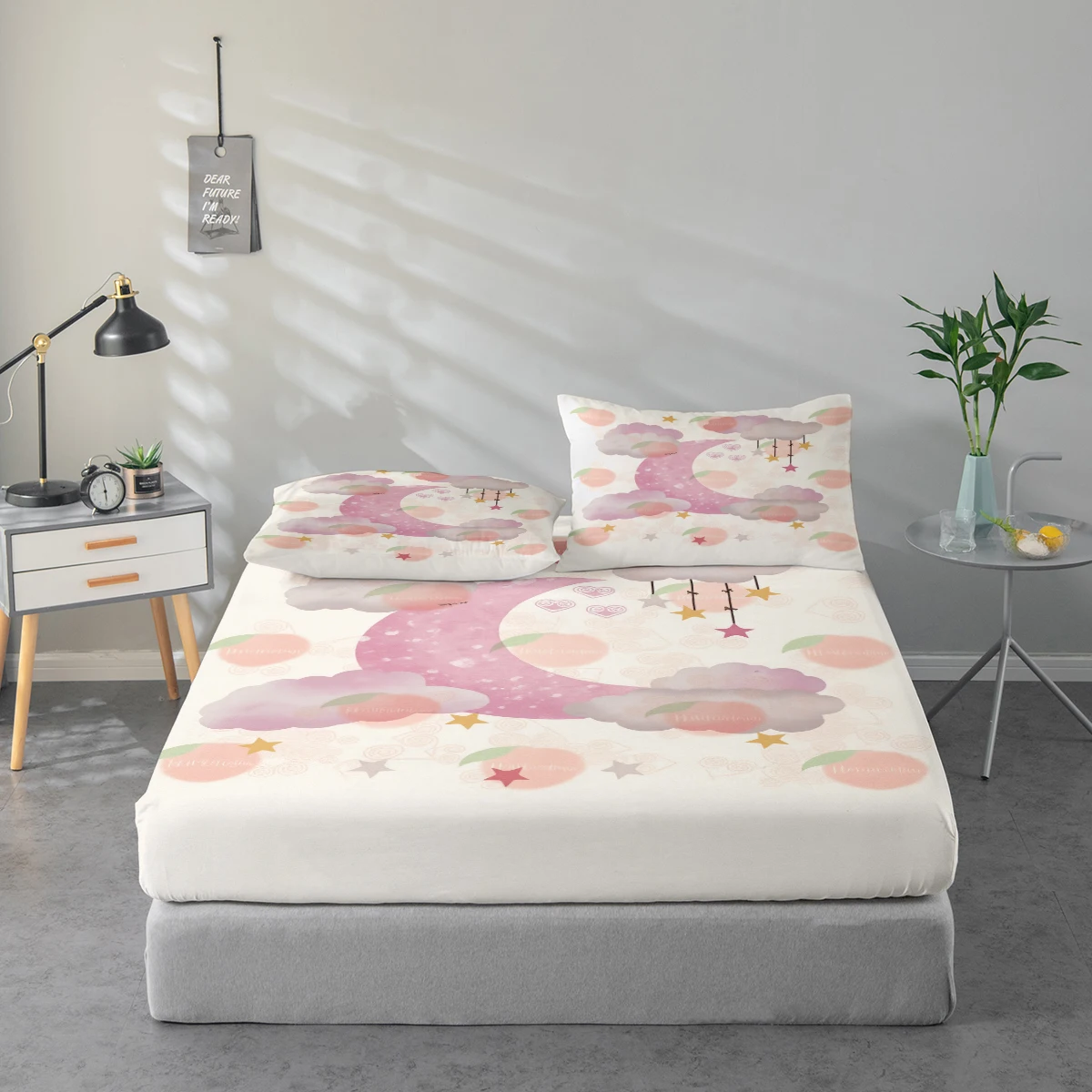 Bed Sheet Set with Peach, Cloud, Moon, and Star Print Patterns, Mattress Protector and Pillowcase Combination. High-Definition Printed Bed Sheet Set Includes 1 Fitted Sheet + 1 or 2 Pillowcases (60*100cm and 72*132cm Are 1 Pillowcase, the Rest of the Sizes Are 2 Pillowcases). Suitable for Bedroom and Guest Room, Ultra-Soft Polyester Bedding, Machine Washable, Can Be Used in All Seasons