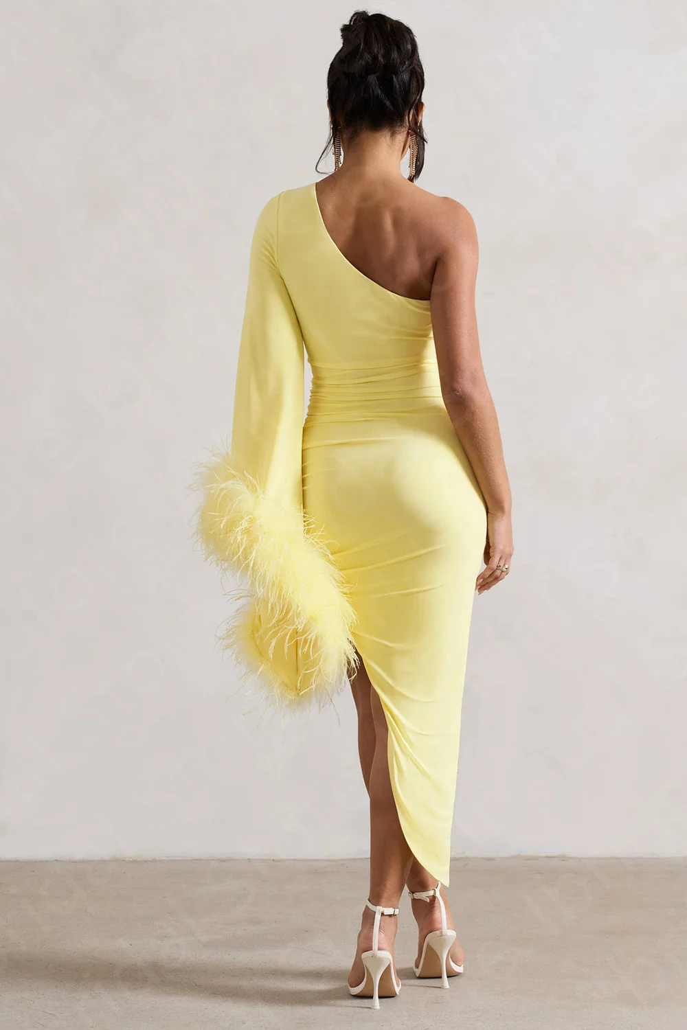 New Light Yellow Mother Dresses Asymmetric Feather Gowns Mother of the Bride Gowns Long Sleeves Wedding Party Dresses 2024