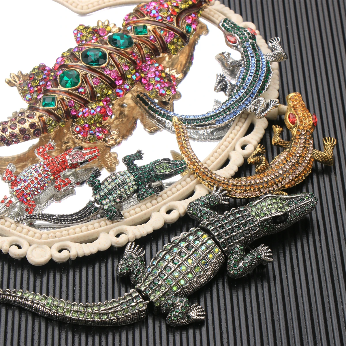 SKEDS Luxury Crystal Rhinestone Alligator Brooch Retro Crocodile Lapel Pin Rhinestone Animal Corsage Clothing Accessories