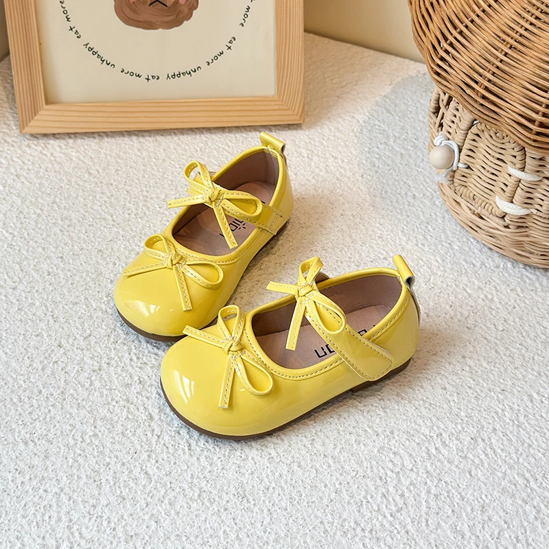 2025 Appartamenti per ragazze Colore solido Punta tonda Scarpe da ballo per bambini Doppio fiocchi 2025 Nuove scarpe in pelle per ragazze Suola morbida Dolce