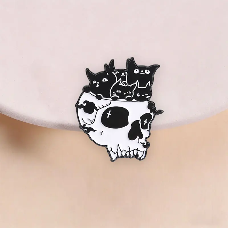 Fünf Kätzchen aus dem Schädel-Broschen-Design – Gruselig-süße Atmosphäre für Alt-Fashion und Katzenliebhaber – Lässiges Outfit-Accessoire
