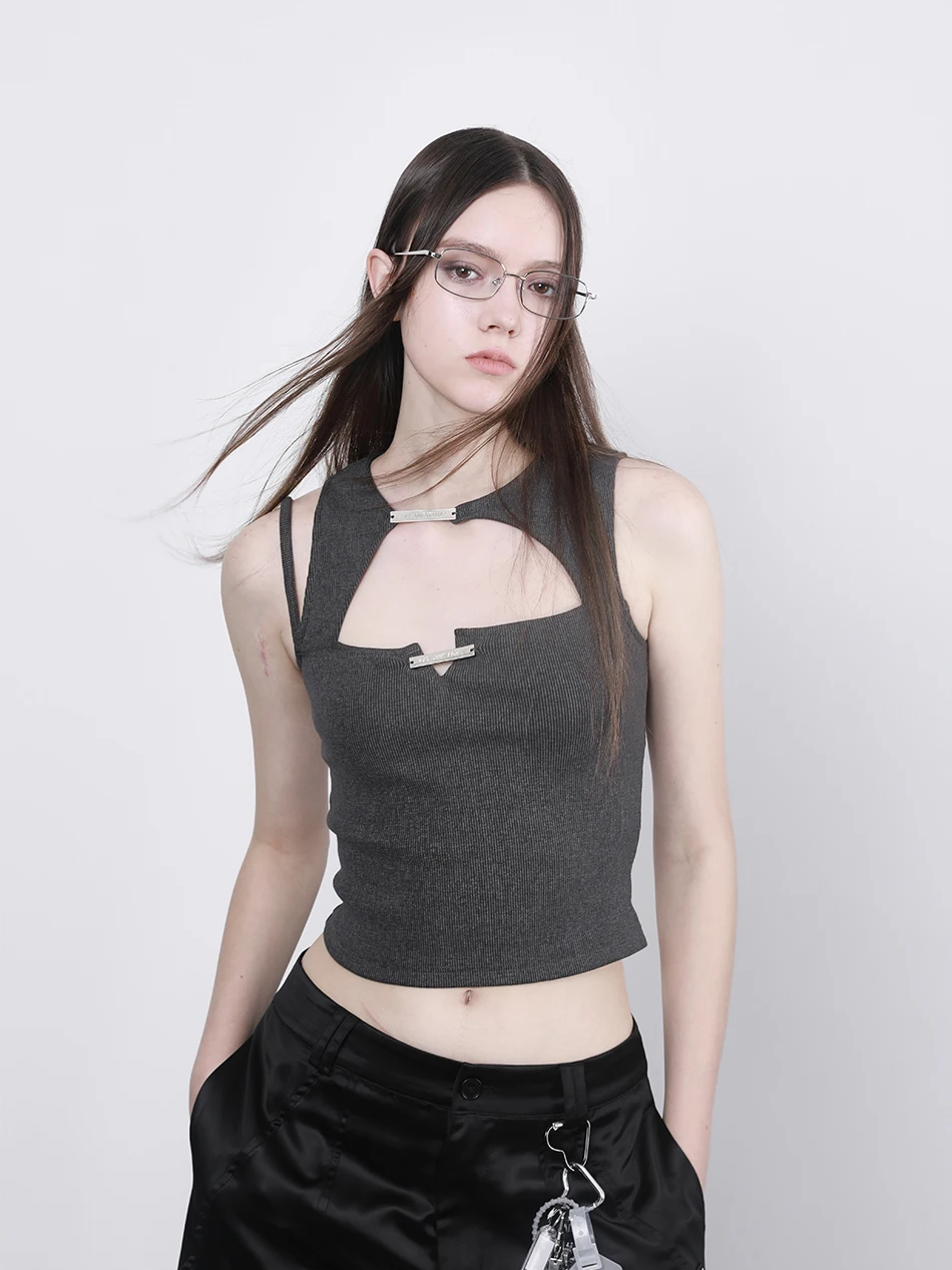 

Женский укороченный жилет с глубоким V-образным вырезом, ажурными вставками, серебряной биркой, асимметричным кроем, однотонный, из хлопка (97%) и спандекса (3%)