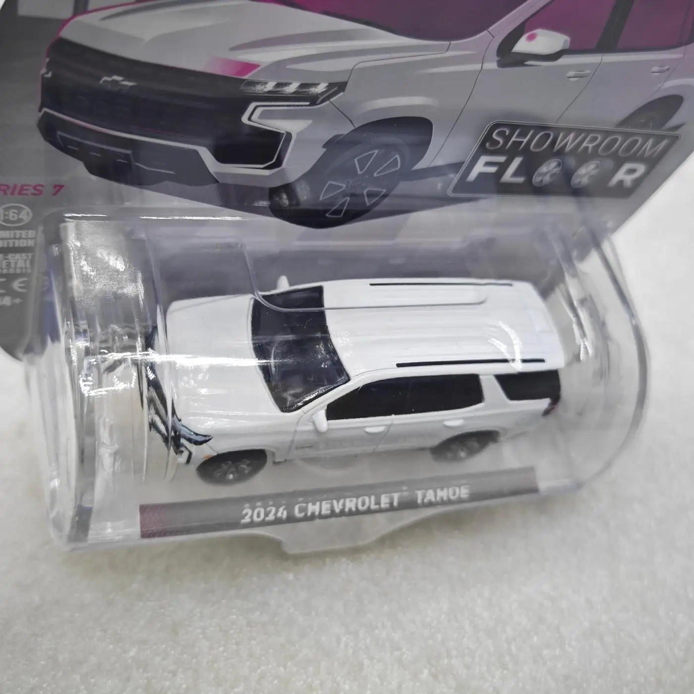 1:64 Exhibition Floor Series 7-2024 Chevrolet Tahoe Peak White   Advanced Collection Ornament Car Models