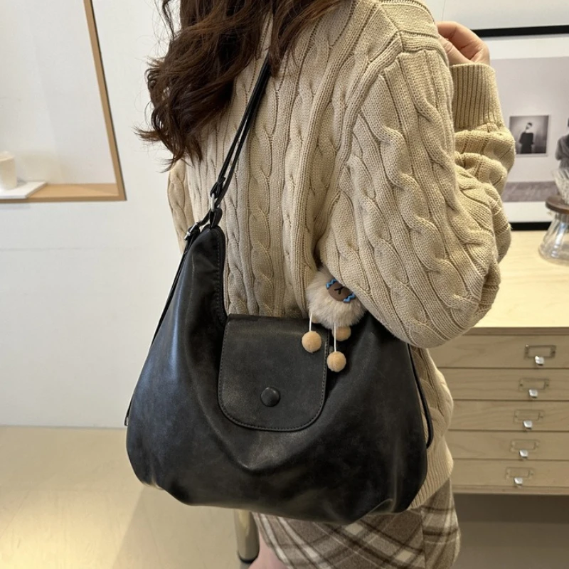 Vintage Hobo-Tragetasche aus weichem Leder mit niedlichem Plüsch-Anhänger, wandelbarer Rucksack, lässige Schultertasche mit großem Fassungsvermögen für Damen – Detail 21