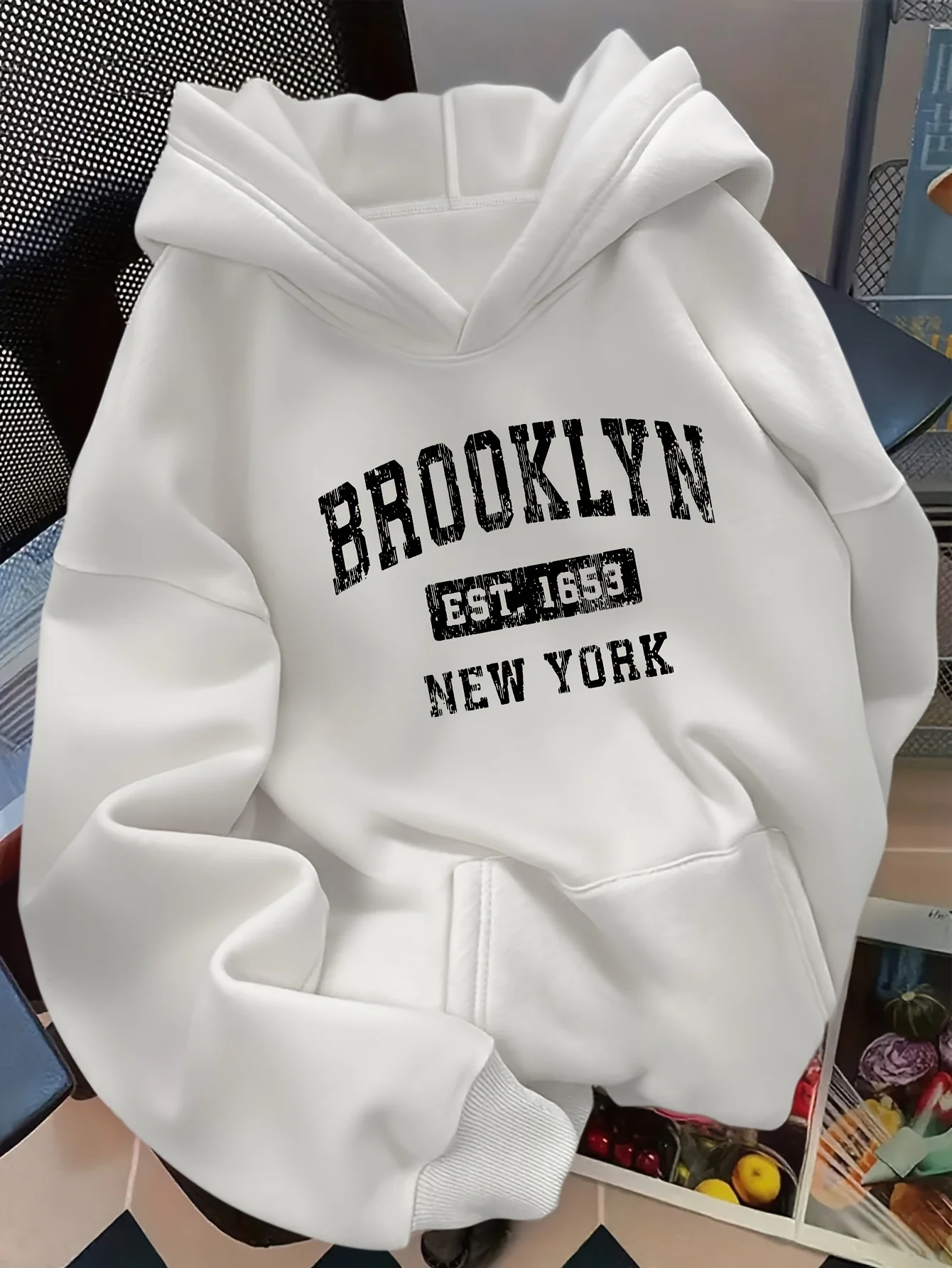 D92 - Autumn/Winter American Vintage Women's Oversized Pullover Hooded Sweatshirt, Trendy Creative Vintage New York Brooklyn Distressed Letter Graphic Print, Black Friday Outfit for Style Enthusiasts, Commuting, Casual, Winter -Lined Warm