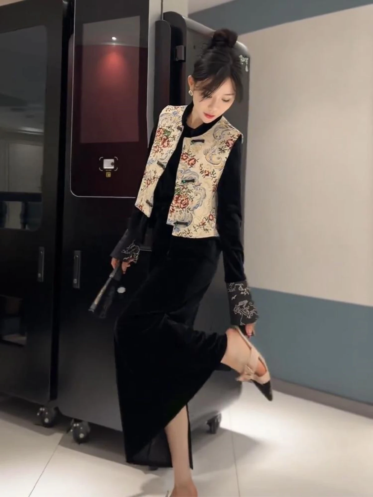 

New Chinese Style Old Money Velvet Embroidered Set Women's Fashion Spring 2026 High-End National Trend round Neck Long Sleeve