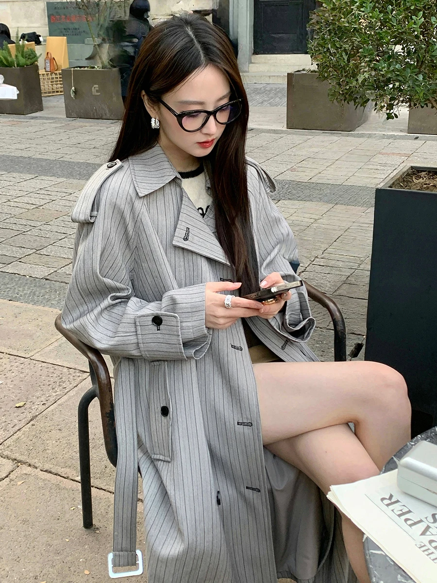 

Усовершенствованная длинная ветровка в полоску для женщин, новинка 2023 года, свободное двубортное пальто с длинными рукавами на шнуровке, весенне-осеннее пальто