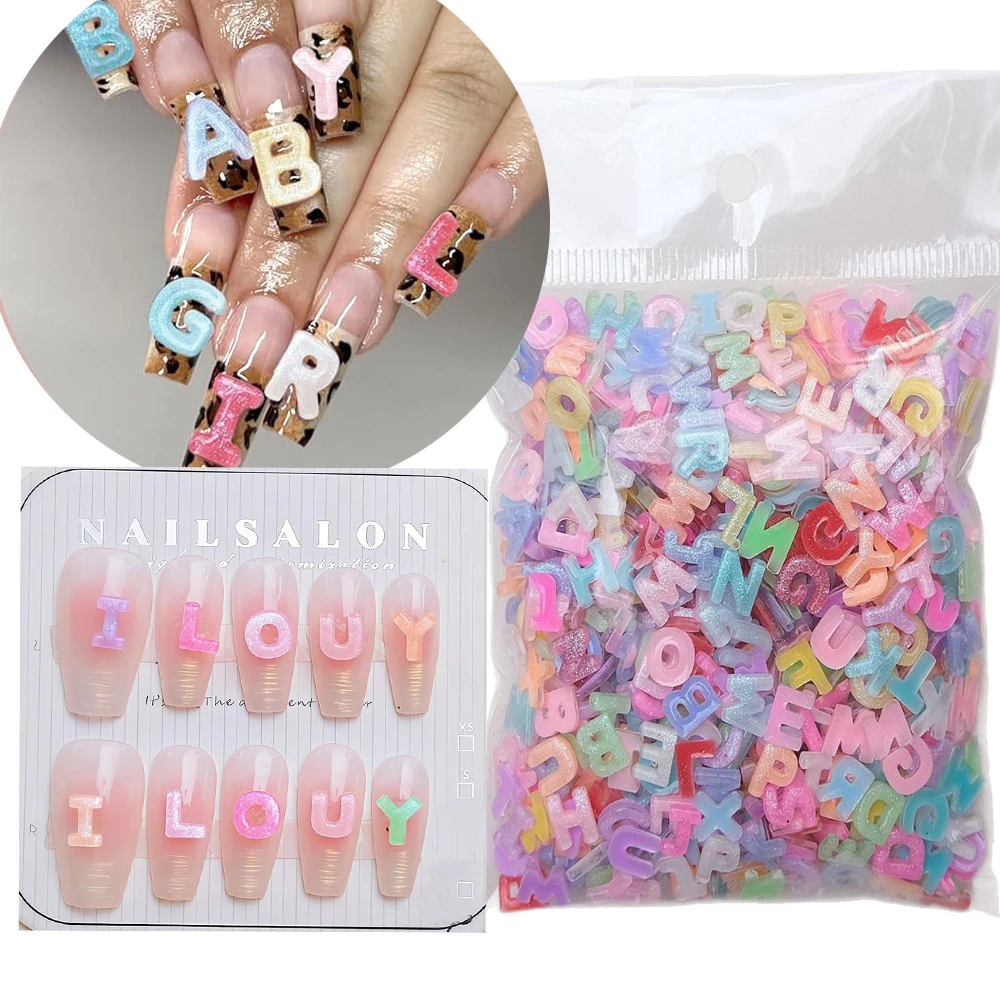 100 szt. Mieszane Kolory Angielskie Litery Ozdoby do Paznokci 7*7mm Śliczne Mini Płaskie Ozdoby z Żywicy z Brokatem w Kolorach Cukierków DIY Akcesoria do Paznokci