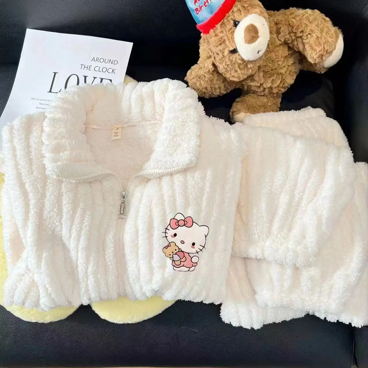 ชุดนอนเฮลโลคิตตี้แบบหนา 2 ชิ้น ซานริโอ้ สำหรับเด็กผู้หญิง ผ้ากำมะหยี่คอรัล พร้อมเสื้อคลุมกำมะหยี่แบบใหม่ สไตล์ฤดูหนาว ชุดนอนแบบมีซิป เสื้อคลุมใส่ในบ้าน