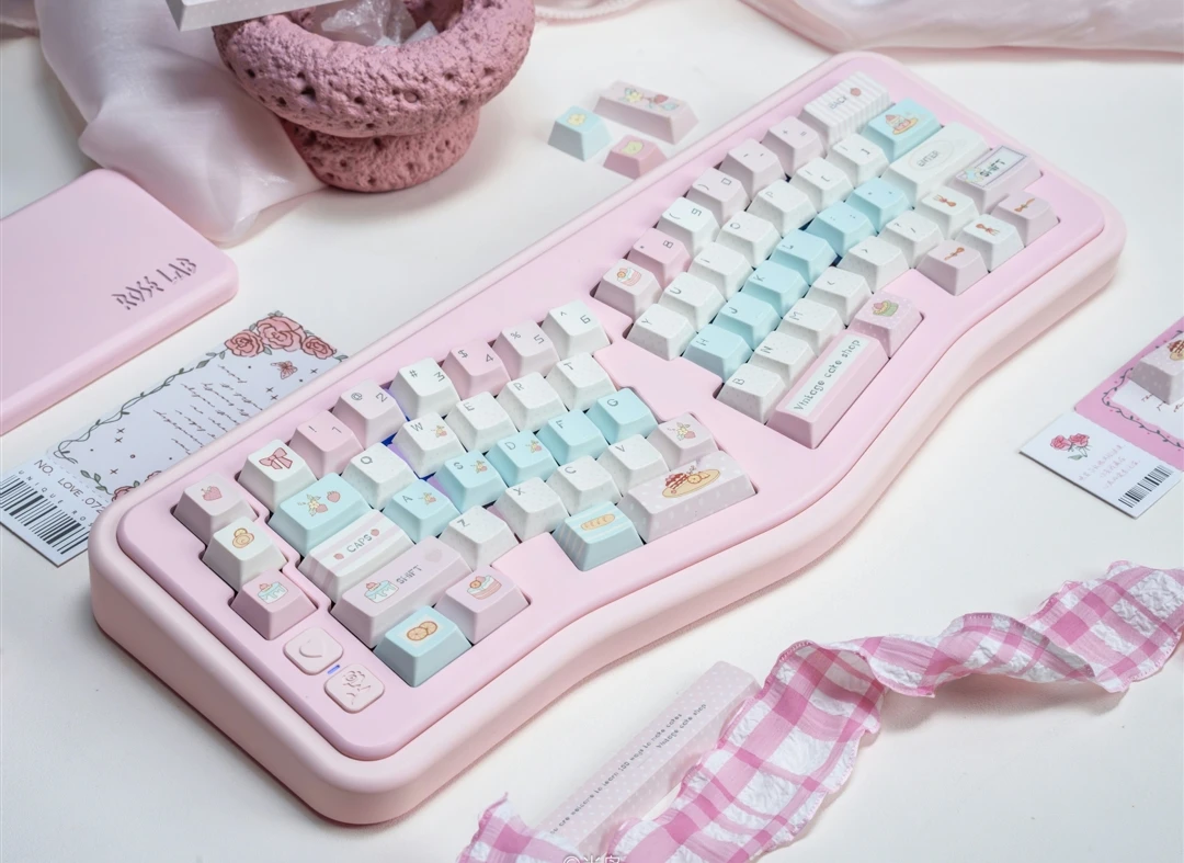 [One Cup Of Berry] Personalized Keycaps With A Cute, Summery, Strawberry Cake Alice Layout 2.25/2.75U Spacebar Keycaps