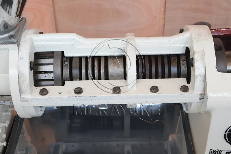 آلة صنع زيت الطبخ شبه الأوتوماتيكية بالضغط البارد لآلة زيت بذور عباد الشمس واللوز وجوز الهند والكتان