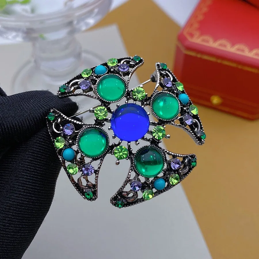 Ladies Novelty Vintage Brooch Retro Trend Glaze Rhinestone Material Banquet Party Dress Suit Accessories Pin