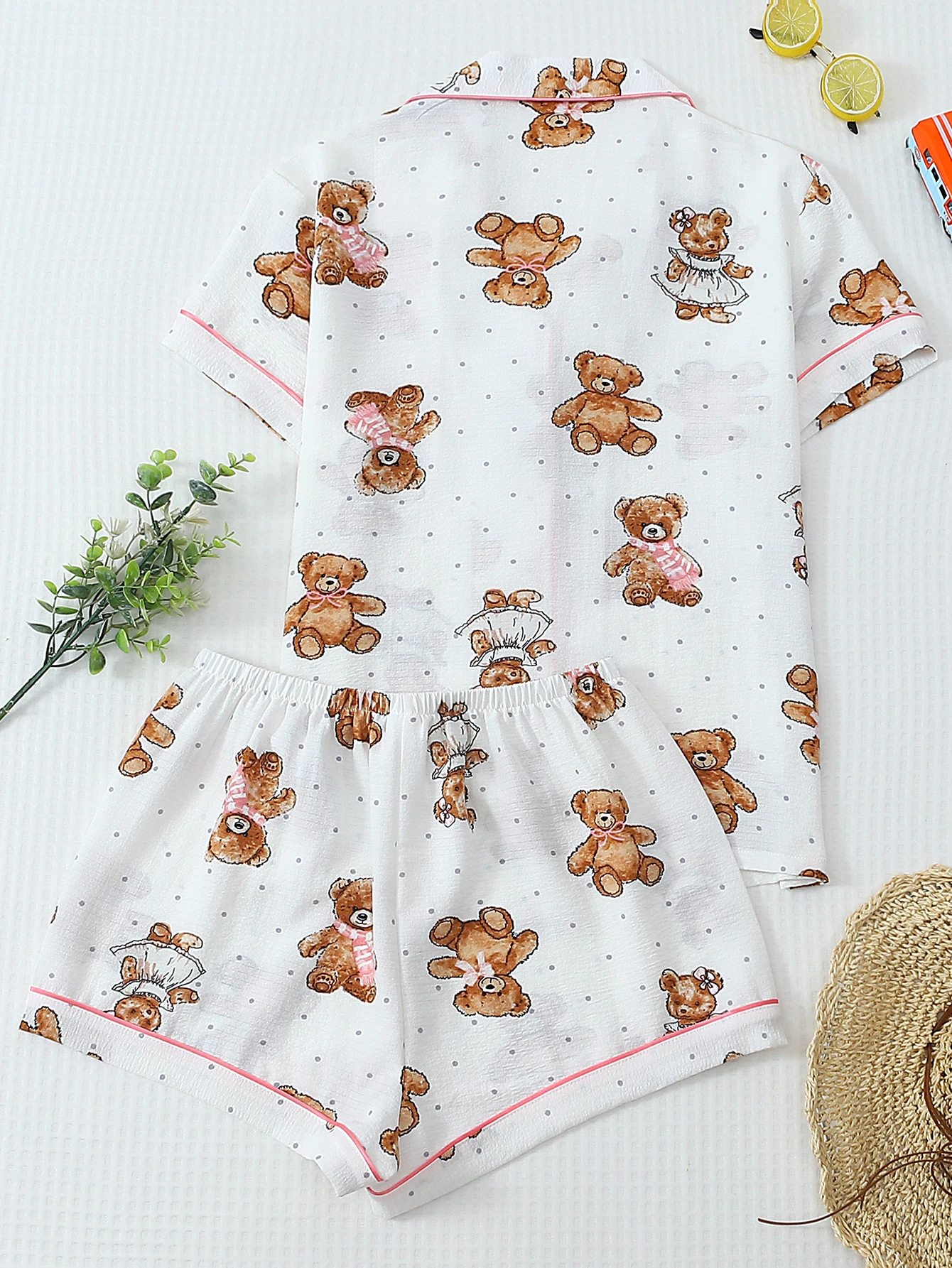 Two-Piece Comfortable Teddy Bear Print Lapel Button Short-Sleeve Top with Pockets and Bow Shorts Spring/Summer Women's Pajama Loungewear Set Suitable for Home Use