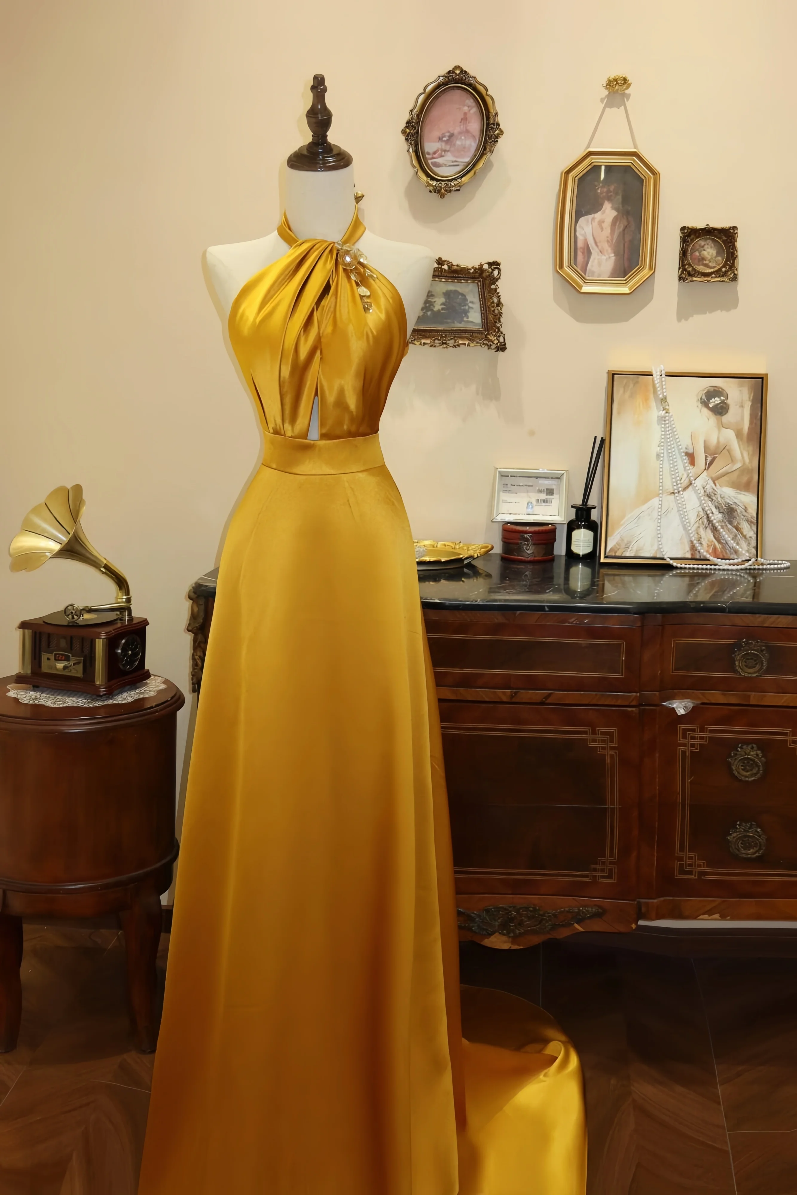 Simple Round Neck Yellow Evening Dress A-Line Satin Pleated Sleeveless Sexy Backless Formal Occasion Banquet Celebrity Dress