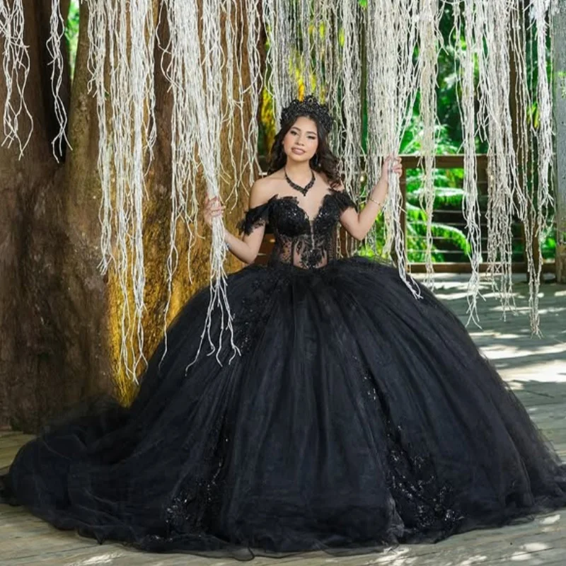 

Черное платье с открытыми плечами, блестящими цветами, кристаллами, кружевом и длинным шлейфом, наряд для 15-летия (Quinceañera), на заказ