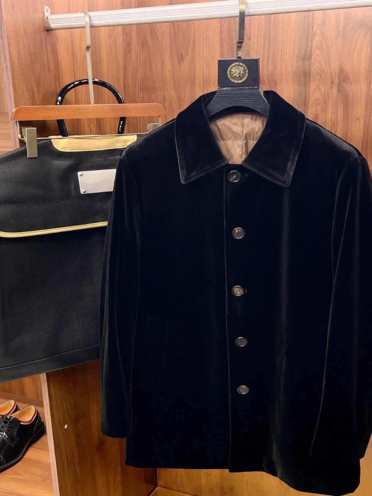 

Итальянский стиль старых денег, деловой отдых, зимняя теплая средняя и длинная золотая бархатная куртка