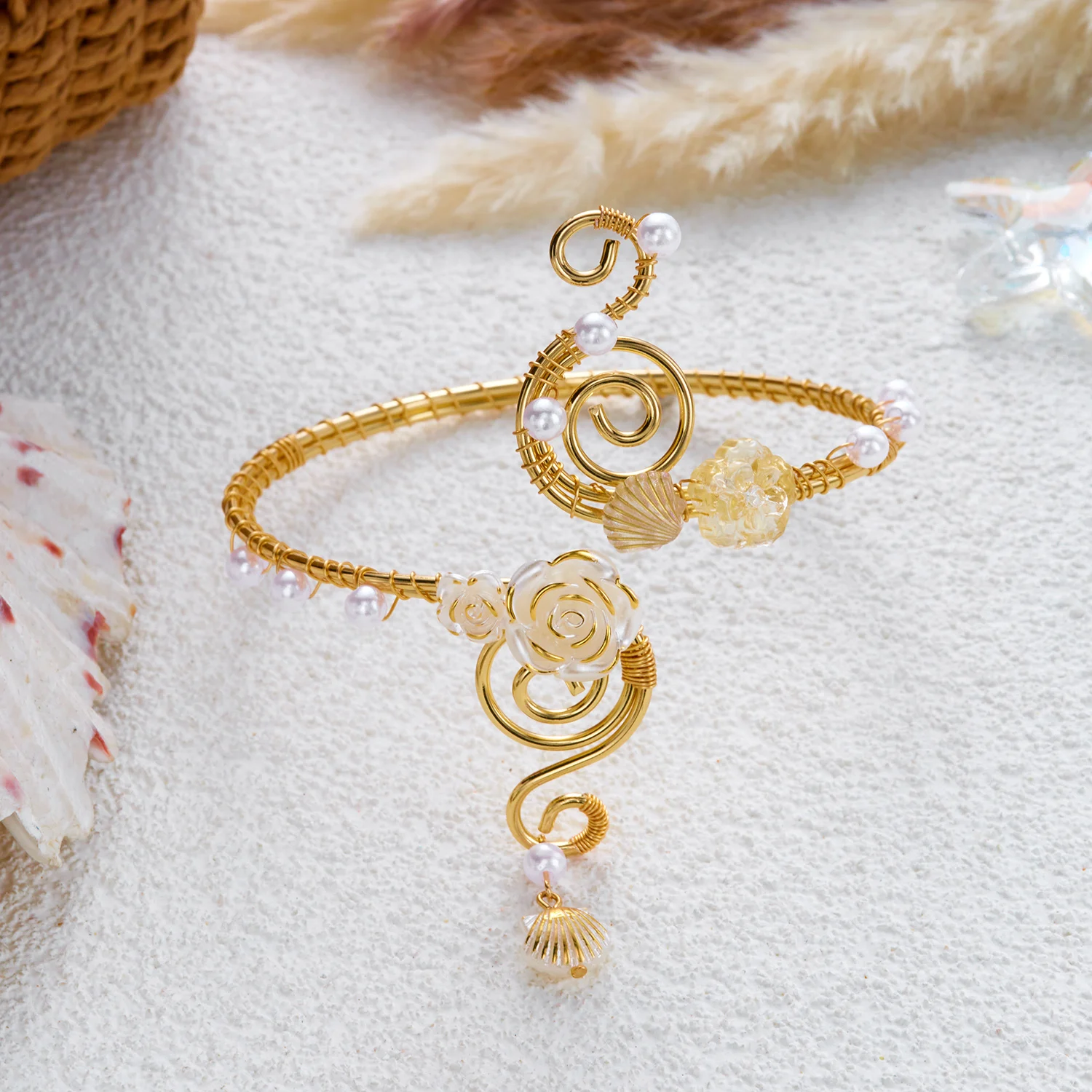 Elegante goldfarbene, drahtumwickelte Oberarmmanschette für Damen, romantische rosa Iris-Blumen-Armreif, Strandparty-Schmuck – Detail 5