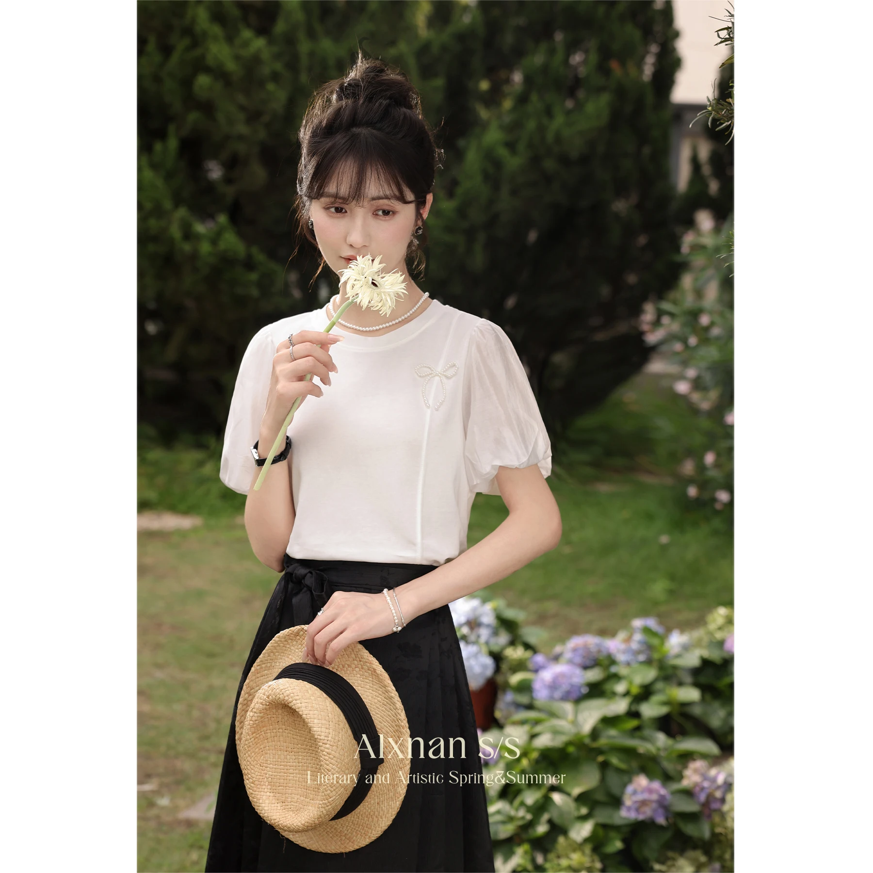 

ALXNAN белая футболка женская классическая хлопковая футболка с круглым вырезом и пышными рукавами летняя свободная посадка жемчужный дизайн топы с короткими рукавами L35915