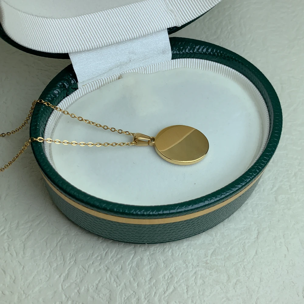 New Stainless Steel Necklace For Women Vintage Oval White Sea Shell Sacred Heart Pendant Charm Necklace Female Jewelry