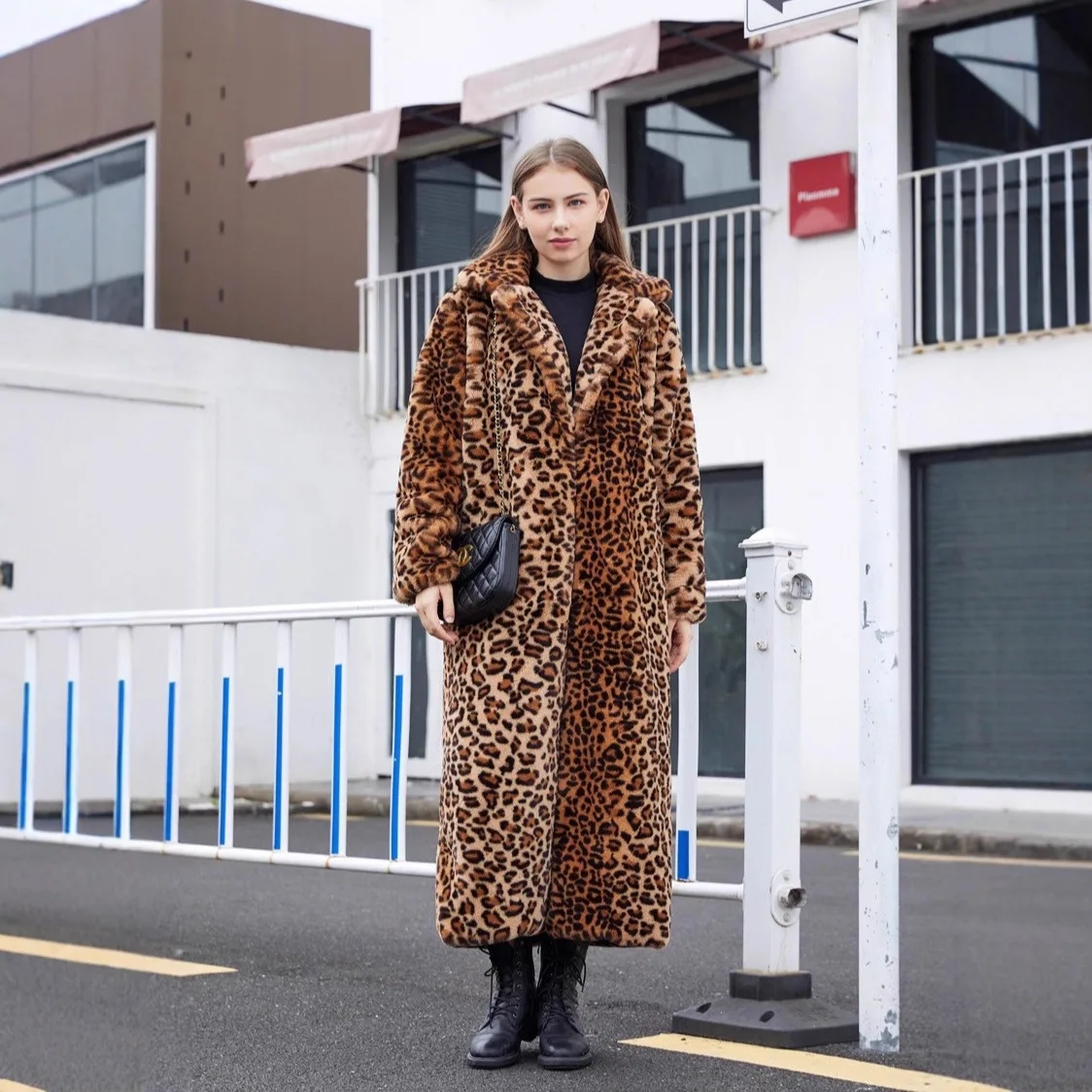 Damski płaszcz zimowy ze sztucznego futra w panterkę, długi, z kontrastowymi kolorami, gruby płaszcz ze sztucznego futra dla kobiet.