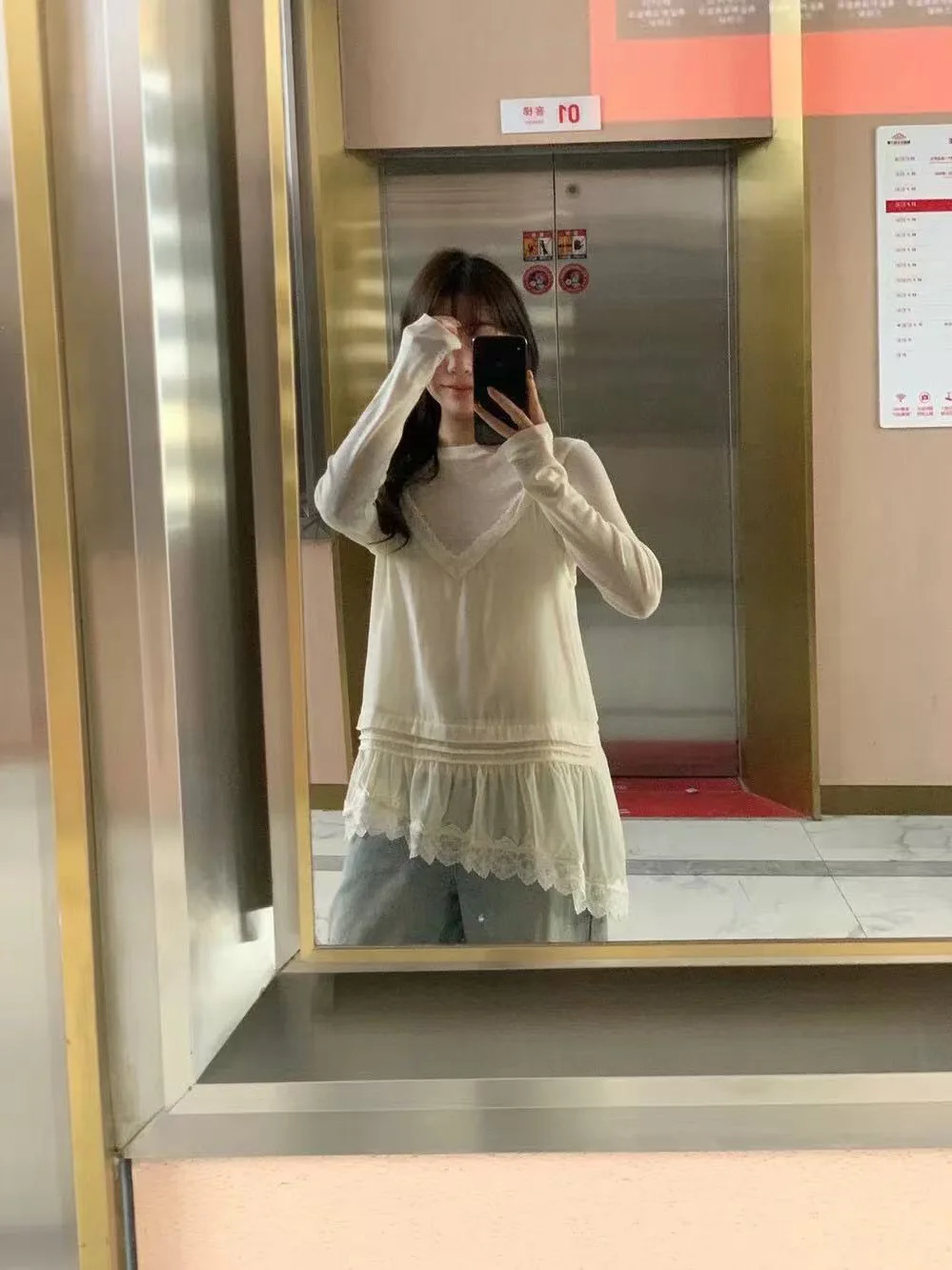 

Весна 2026: Платье-жилет без бретелек с V-образным вырезом, кружевом, бархатом, вышивкой и пэчворком в корейском стиле, с завышенной талией и асимметричной юбкой, коллекция Dongdaemun