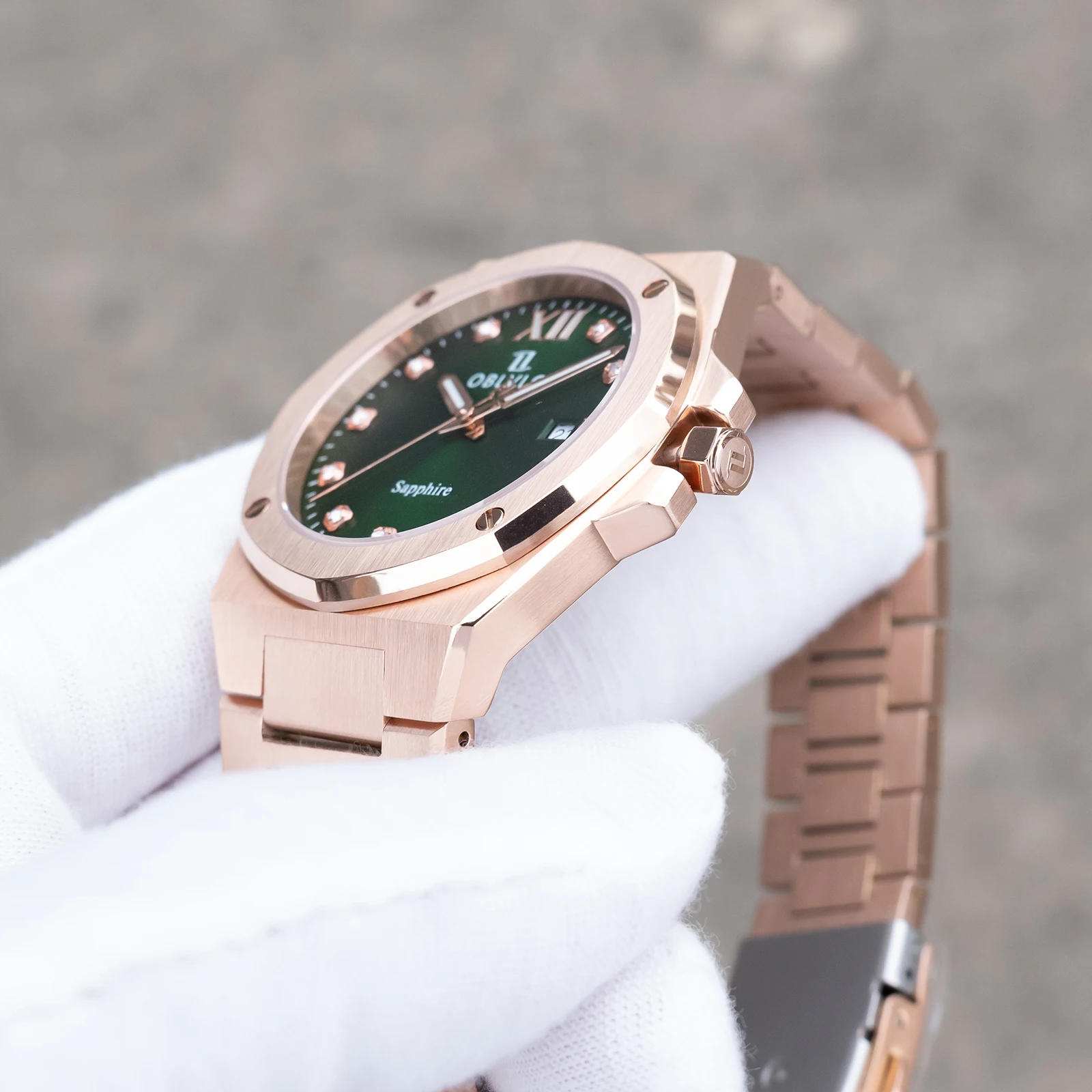 ساعة كوارتز أنيقة للرجال من OBLVLO بسوار بمينا ذهبي وردي وأخضر مع إطار تاريخ أنيق، ساعات عمل للرجال، AWS