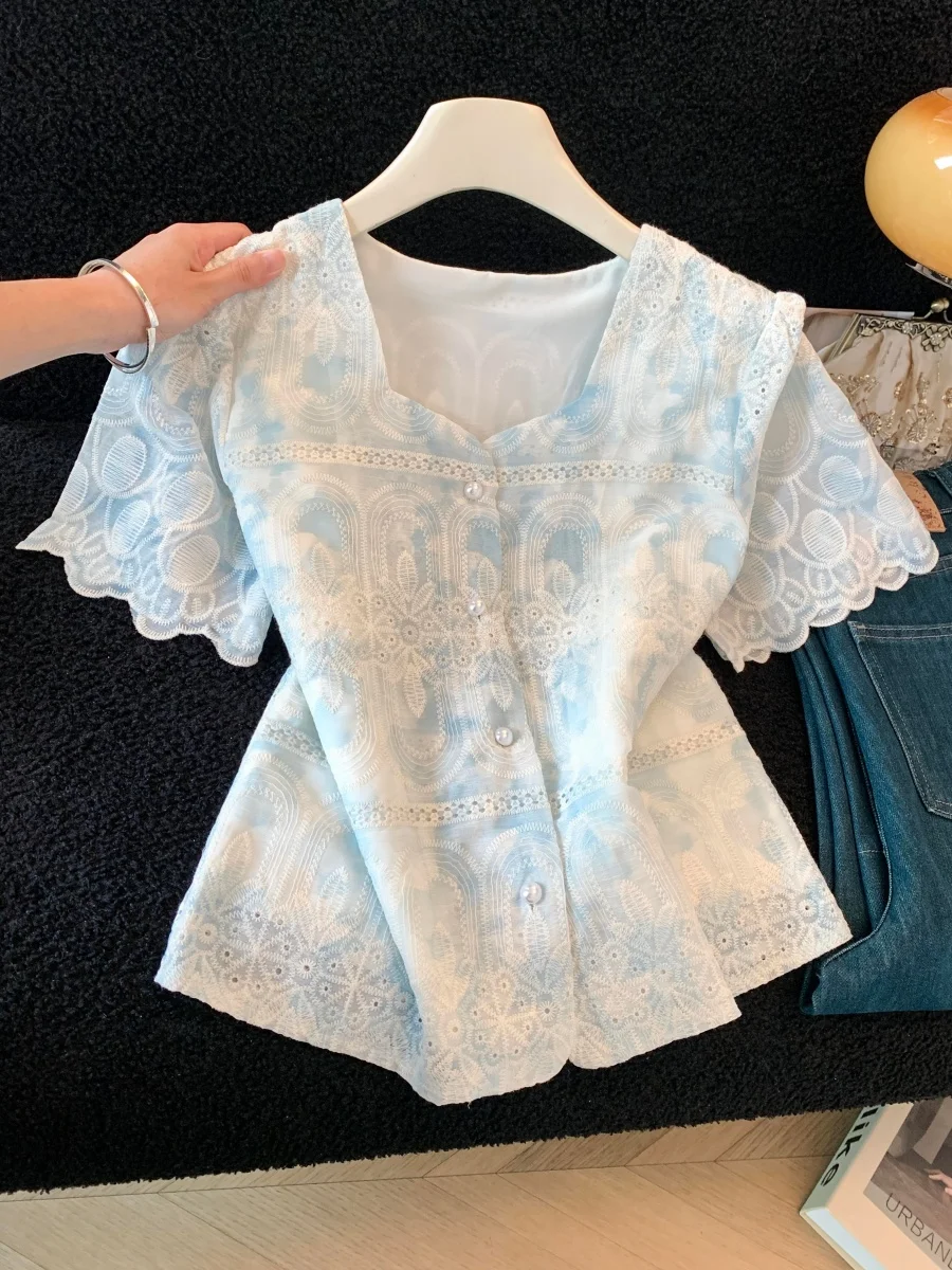 

Синяя кружевная рубашка с вышивкой и коротким рукавом, женская летняя уникальная блузка с V-образным вырезом на одной пуговице, модный приталенный крой