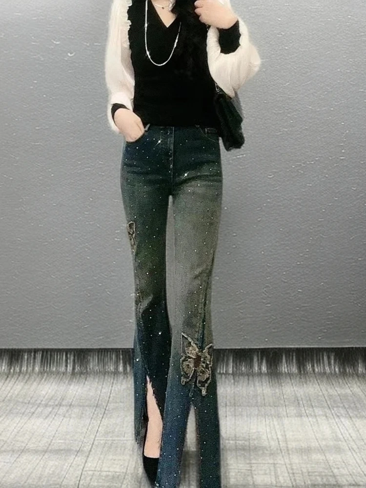 Jeans Berlian Imitasi Bordir Kupu-kupu Industri Berat 2025 Celana Bootcut Melar Celah Pinggang Tinggi Baru Musim Semi dan Musim Panas Wanita