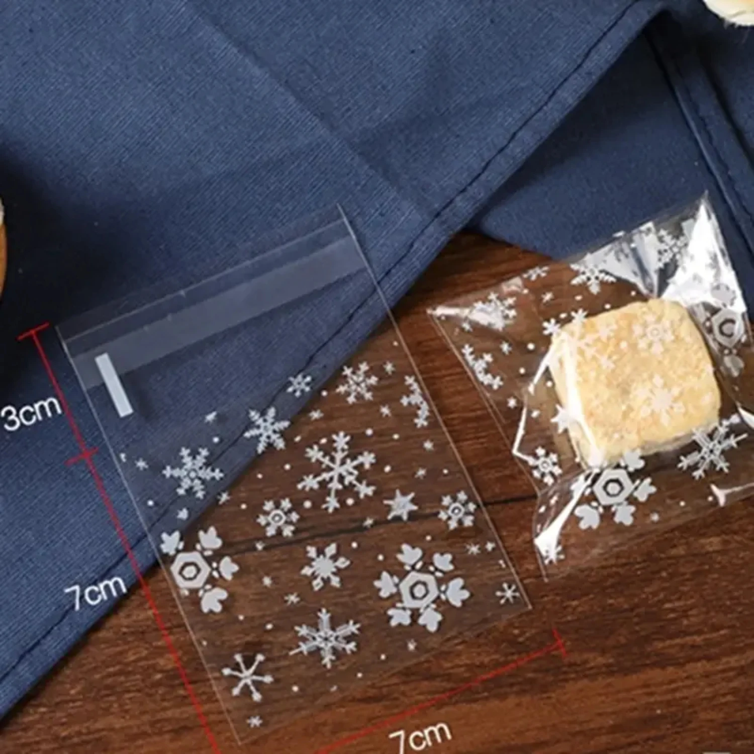 

Elegant Festive Snowflake Pattern Candy Packaging Bag Set - Pack of 100, Beautiful and High-Quality Goodie Bag for Sweet Treats,