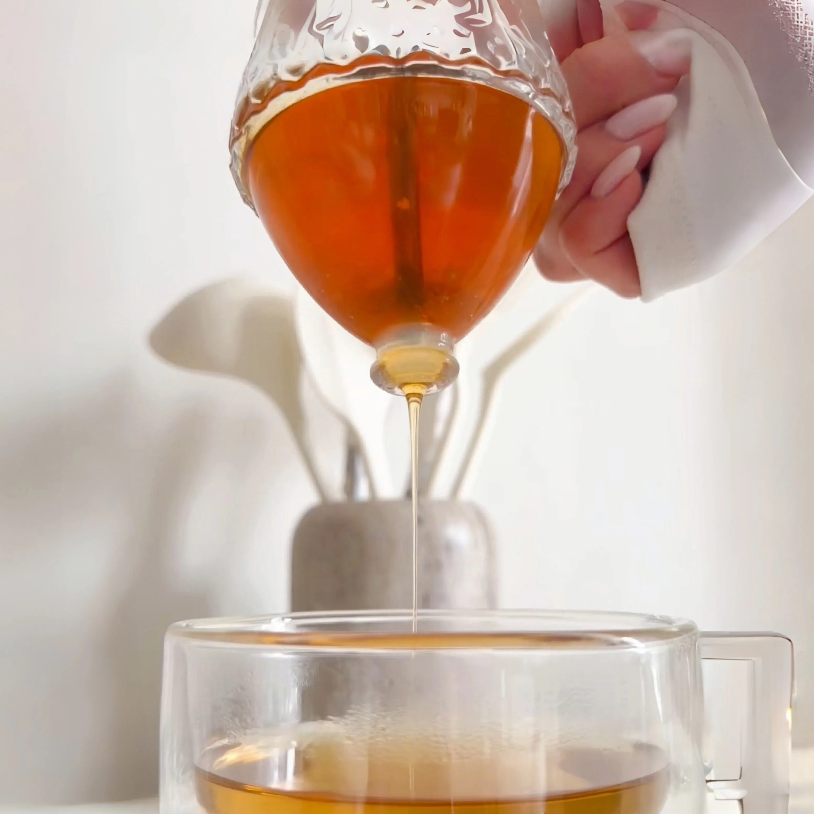 

200ml Squeeze Bottle Honey Jar Container Bee Drip Dispenser Kettle Storage Pot Stand Holder Juice Syrup Cup Kitchen Accessories