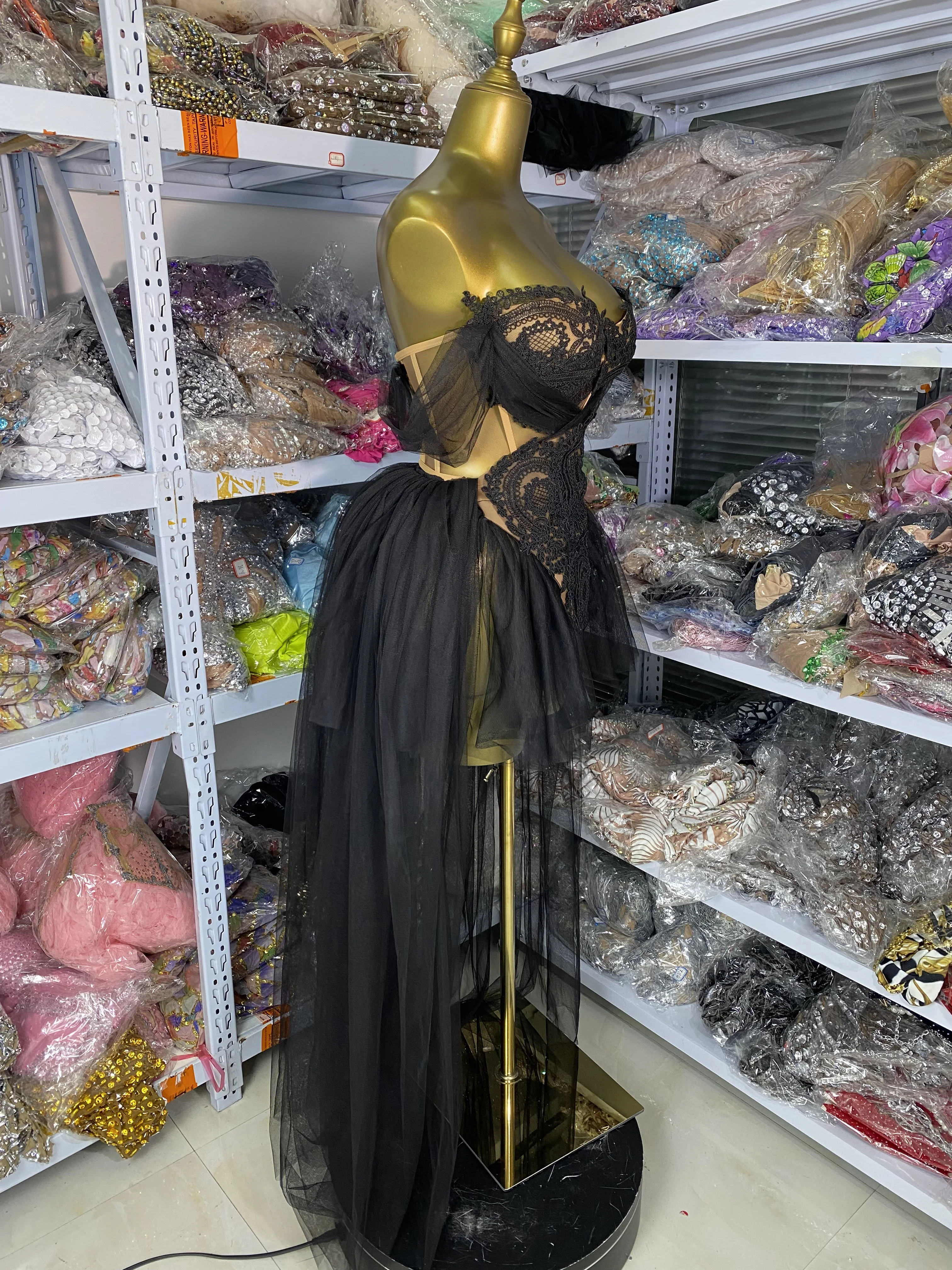 فستان نسائي فاخر للحفلات المسائية أسود بدون حمالات مطرز بالدانتيل وتنورة قصيرة من الأمام وطويلة من الخلف شبكية مكونة من قطعتين