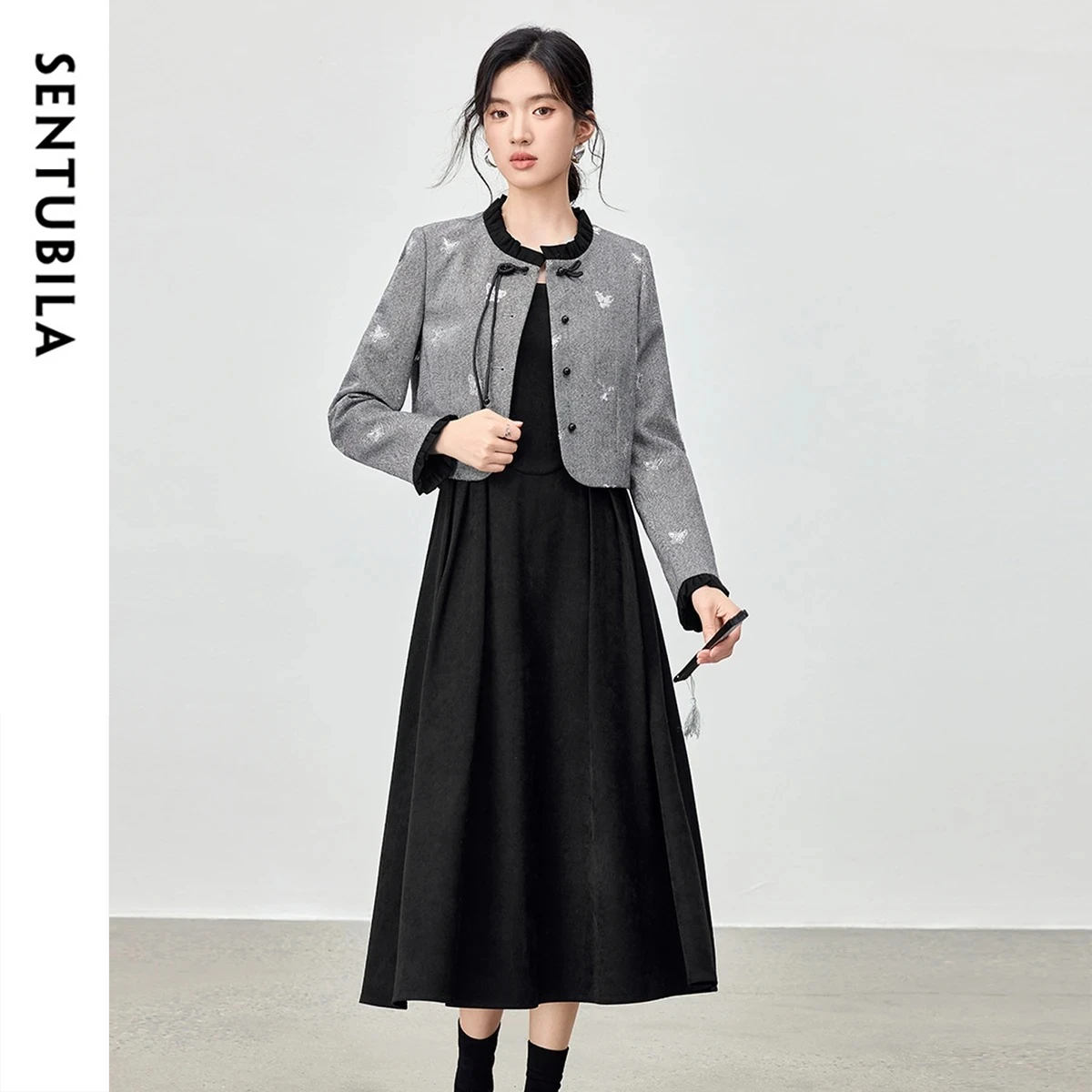SENTUBILA レディース ツーピースセット 2025 秋 中国風 タッセルボタンコート＆フリルエッジスタンドカラーAラインワンピース Q53ZB3568