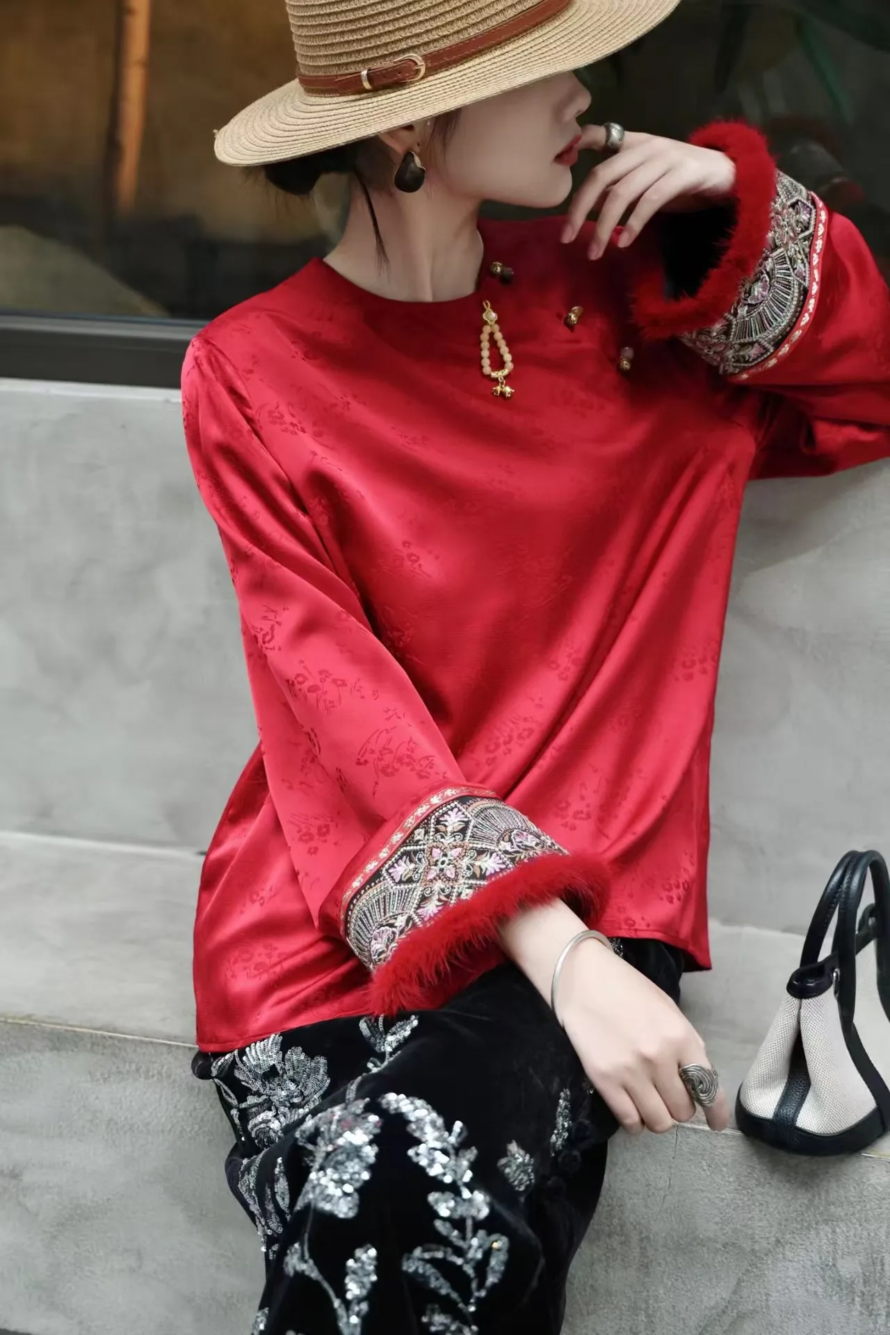 

High Quality Autumn Winter Top New Chinese Style Top Women's O-Neck Embroidery Flowers Slim Soft And Comfortable Shirt S-XXL