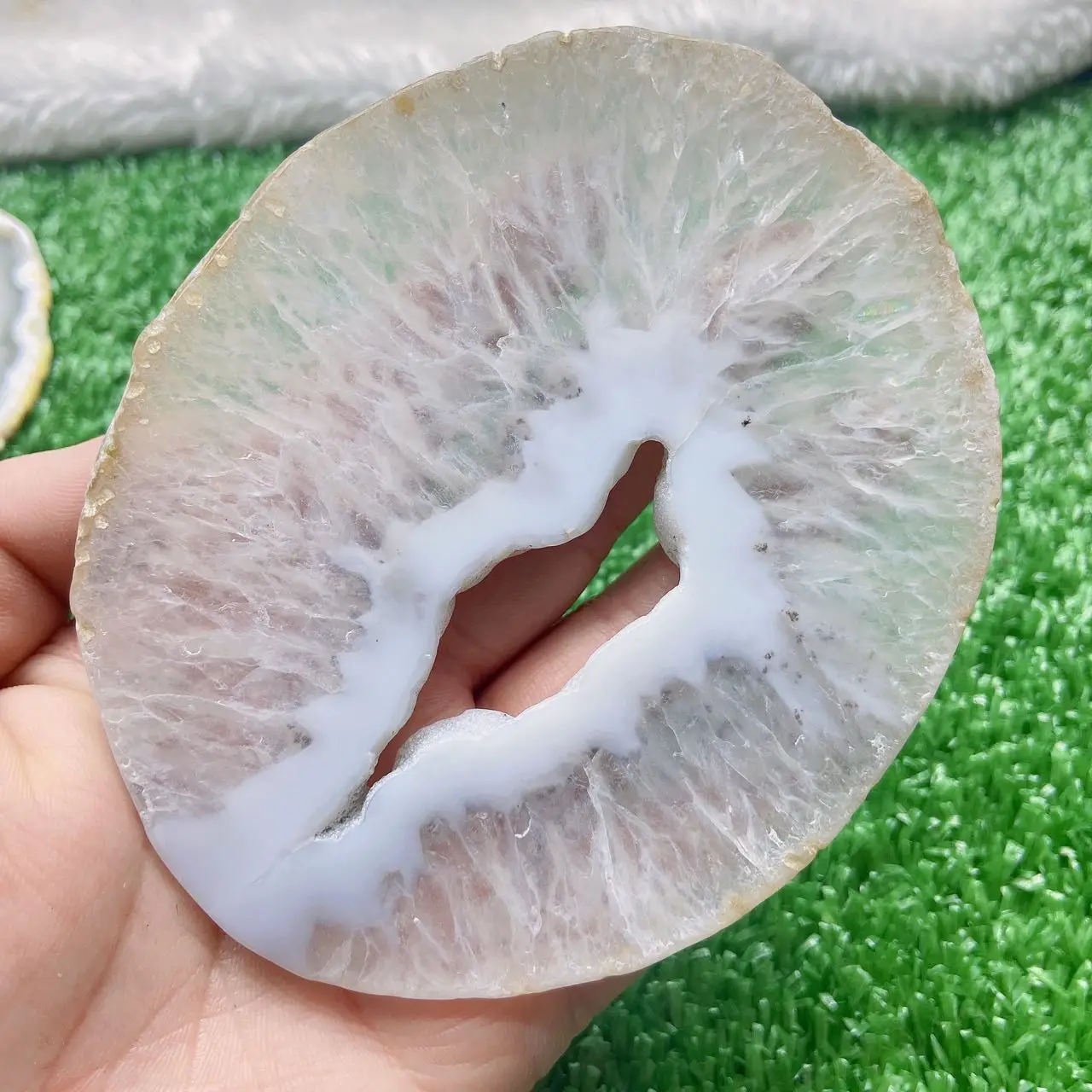 Large scale Natural white agate slice raw stone slice agate set pieces of landscape glass cushion TV wall crystal display.