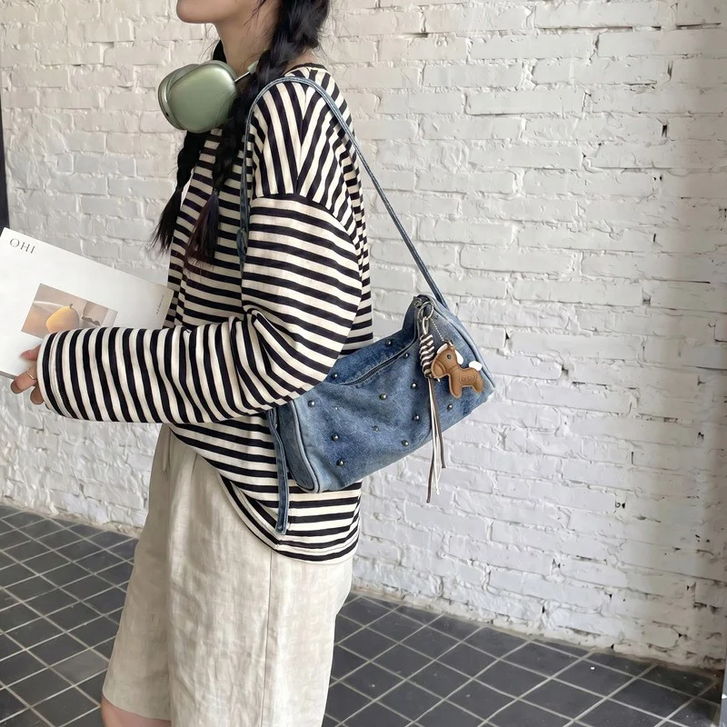 Gewaschene Denim-Umhängetasche mit Nieten und Taschenanhänger, Damen-Schultertasche mit Metallnieten, Lässige Vielseitige Handtasche, Pendler-Geldbörse – Detail 4