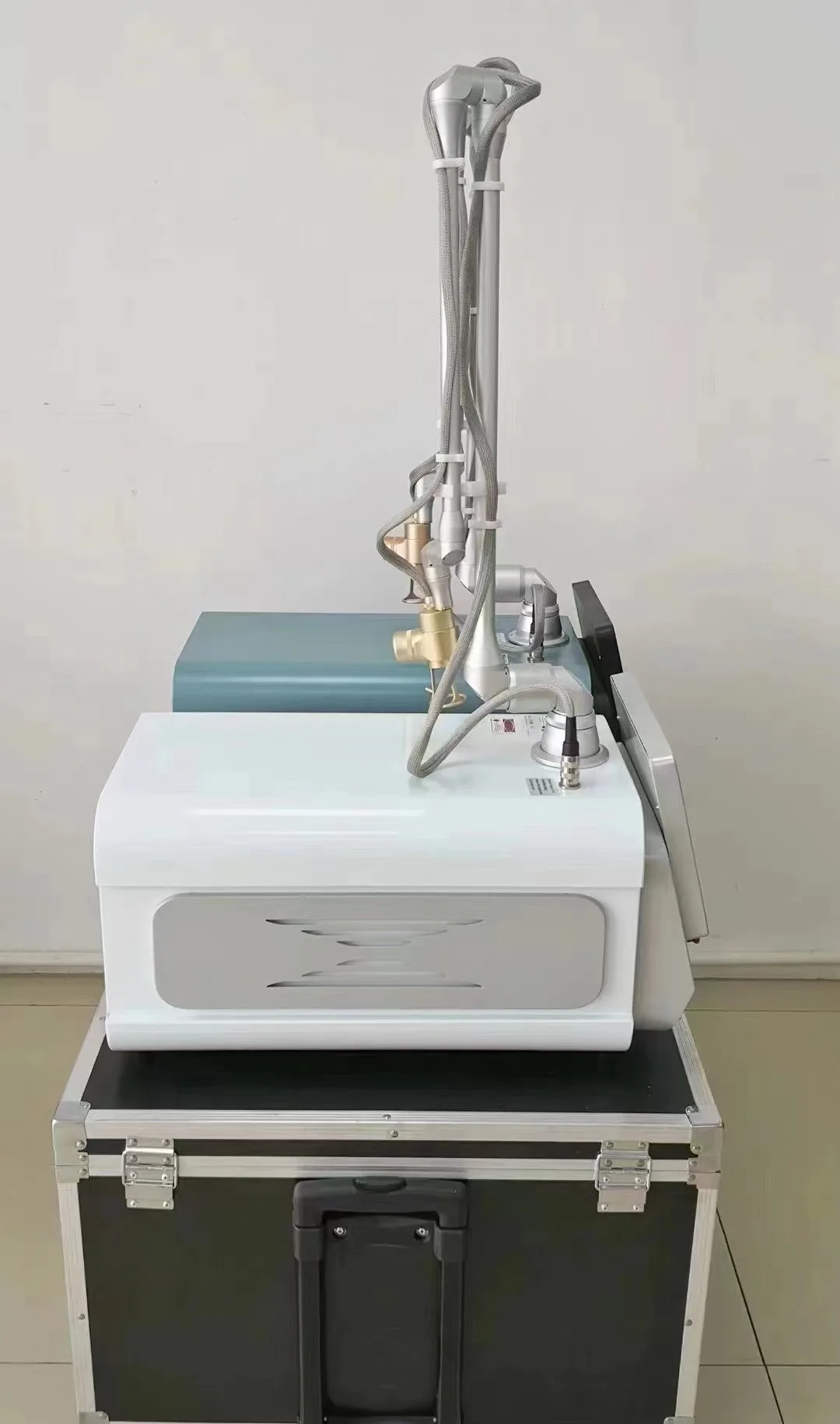 CO2FractionalLaserMachineProfessionalSkinRingiovanimento e rimozione delle cicatrici Trattamento sbiancante con lunghezza d'onda 10600 nmCertificato