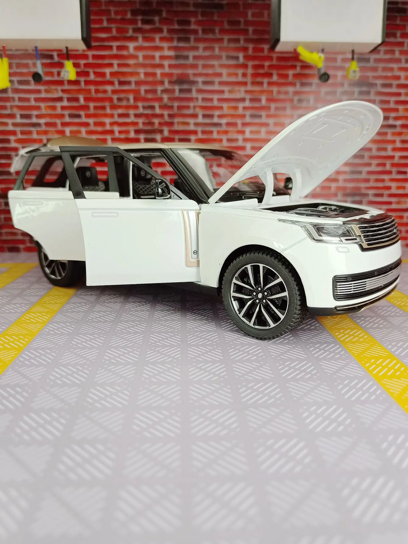 1:24 SV2022 alloy off-road vehicle model car has four doors and trunk door can also be opened  rich details, fine workmanship