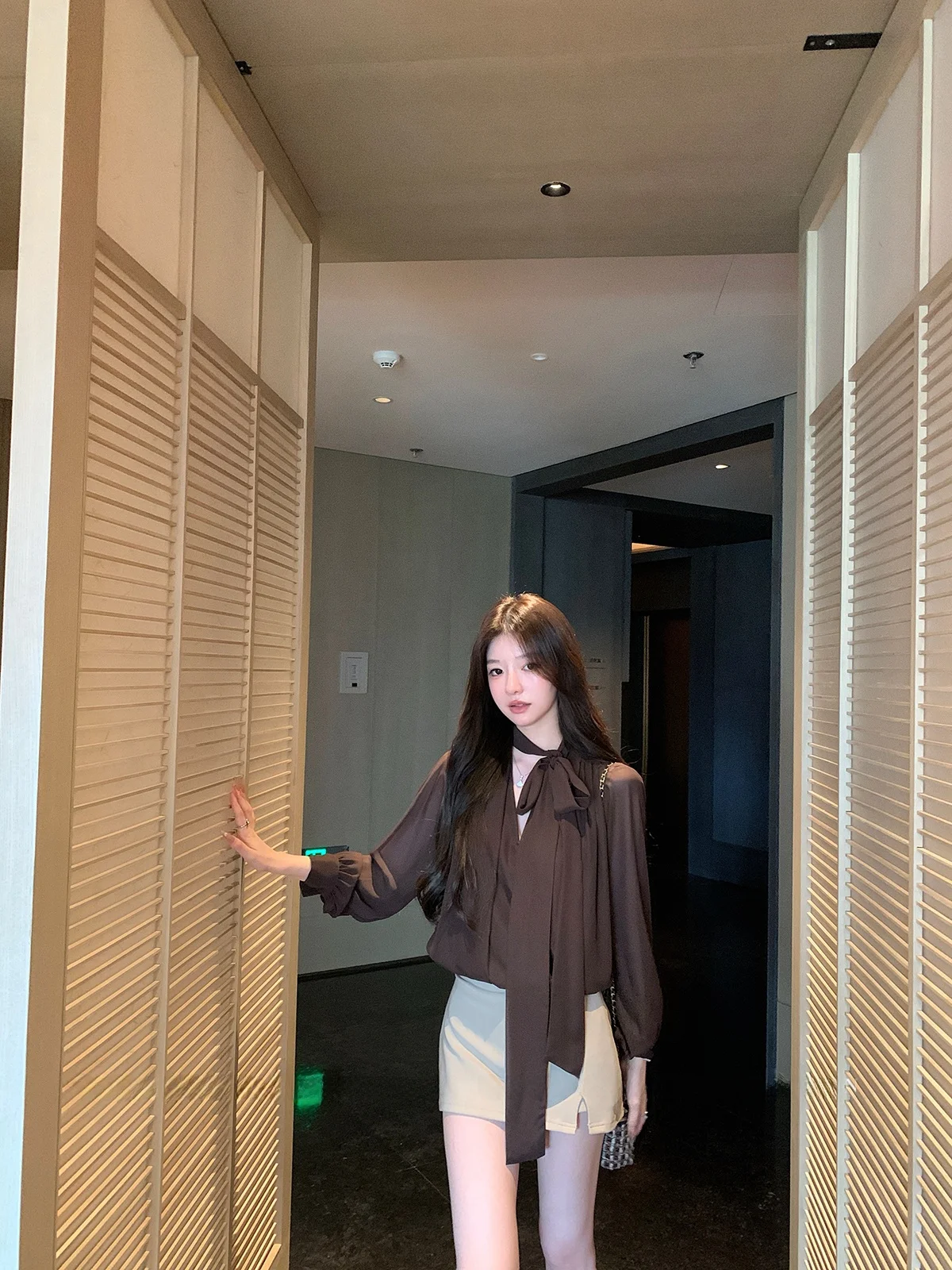 

Женская свободная блузка Yoyozhang Zhang Yuyu Blogger's Private с длинным рукавом, V-образным вырезом, из шифона и смесового полиэстера, во французском стиле