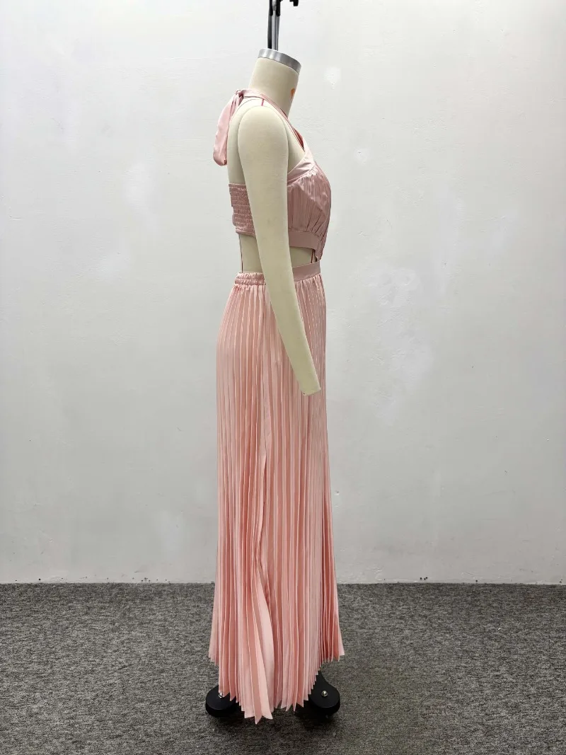 Zartrosa Plissiertes Neckholder-Satinkleid für Damen, Elegantes Afrikanisches Maxikleid mit Cut-Out-Taille, Ärmelloses Langes Abendkleid – Detail 4