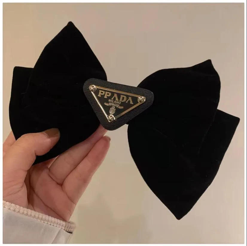 

Light luxury Y2K versatile fashion style letter hair clip~Black velvet bow clip retro French high-end hair accessory for women