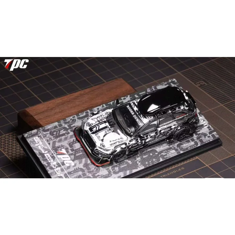 TPC 1:64 Audi RS6 snow version die-casting alloy car model front cover can be opened as a gift for boys to collect souvenirs.