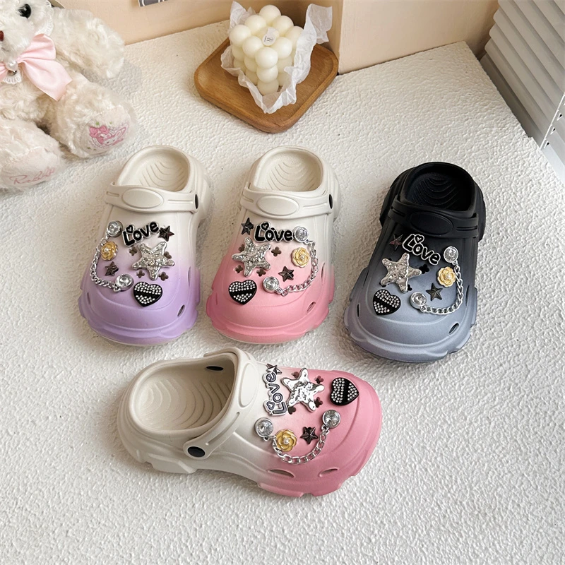 

Мультяшные сабо с сердечками и цепочками для мальчиков и девочек, уличные тапочки для родителей и детей, нескользящие, увеличивающие рост, с закрытым носком