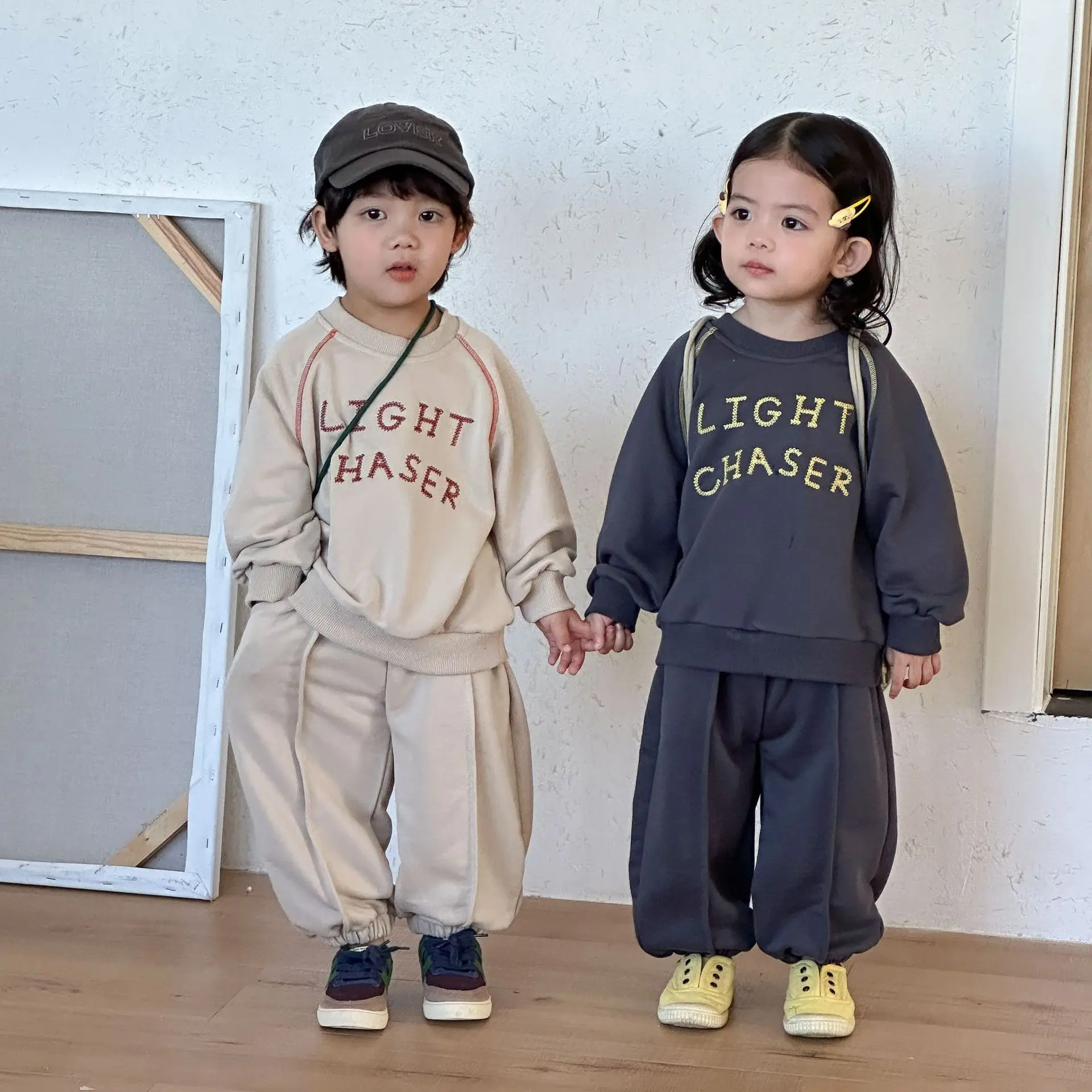 

2026 весенний новый детский повседневный комплект свитшотов из хлопка для мальчиков с длинными рукавами, свободный спортивный костюм из 2 предметов, детские спортивные штаны для девочек, наряды