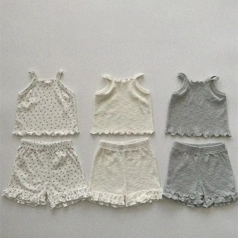 

Новинка лета 2025 года, жилет на бретельках для маленьких девочек + шорты, костюм из 2 предметов, милая одежда с цветочным принтом для малышей, хлопковый комплект одежды без рукавов для маленьких девочек