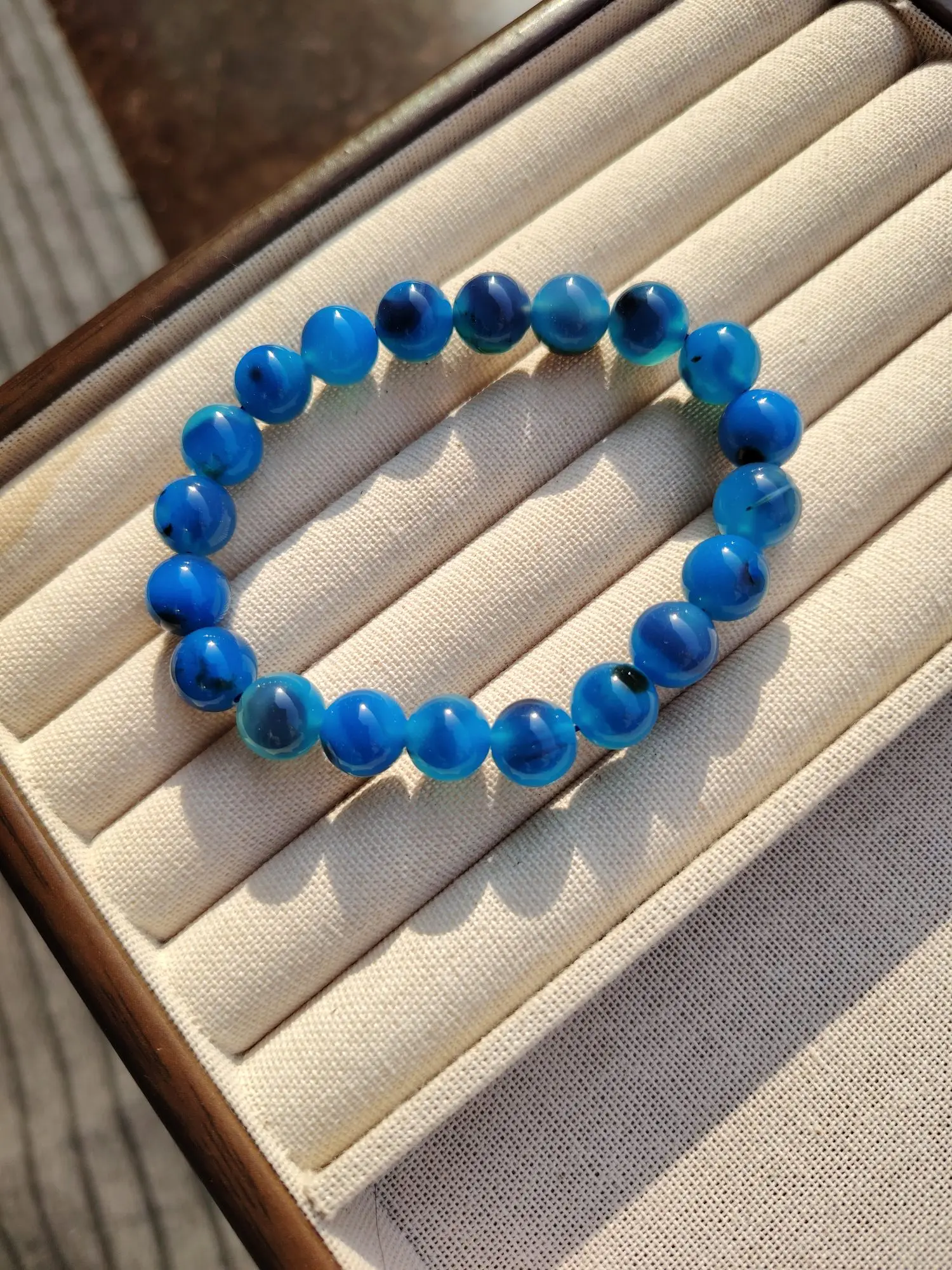 Gelang hati gula biru akik yang indah melambangkan perdamaian, ketenangan, dan keselamatan batin untuk keluarga dan teman.